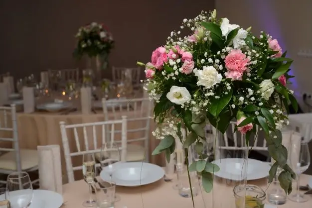 Svadobné kvetinové aranžmány na stoloch s ružami a zeleňou, Výzdoba udalostí Kytica od srdca