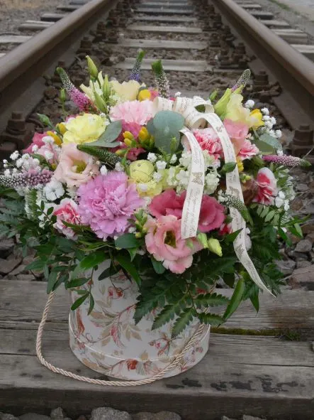 Kvetinový box plný farebných kvetov, Kytice na mieru Trenčianska Teplá